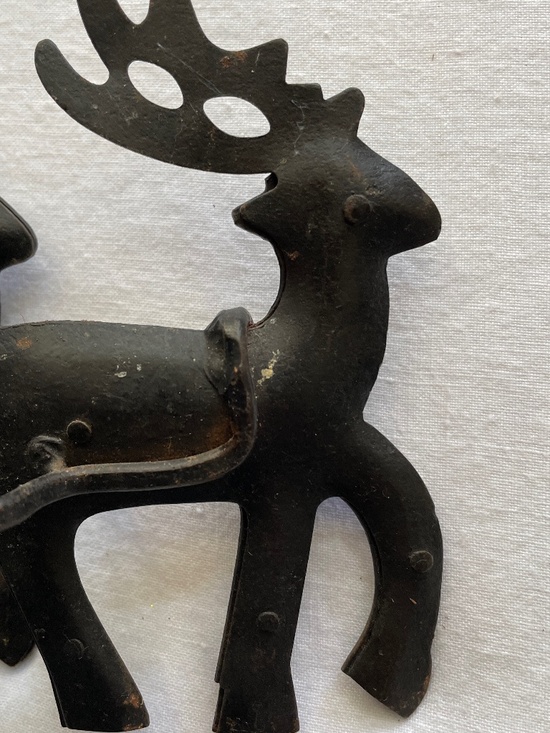 RUSTIC BLACK METAL SLEIGH PULLED BY 5 REINDEER, SPIKE PILLAR CANDLE HOLDER - Picture 3 of 9